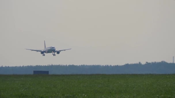 Passagerare trafikflygplan landar på landningsbanan i flygplats. — Stockvideo