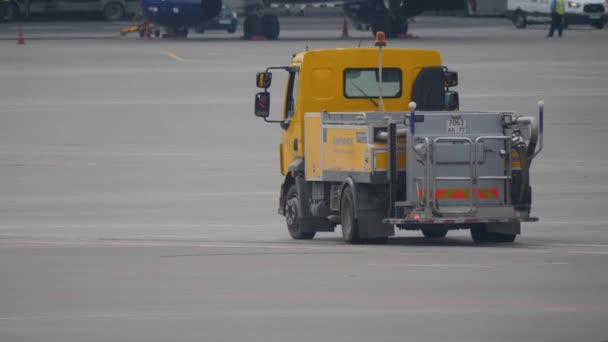 MOSCA, RUSSIA - 25 LUGLIO 2018: Aeroflot guida il veicolo di supporto a terra sul piazzale aeroportuale di Sheremetyevo, che è uno dei più grandi in Russia — Video Stock