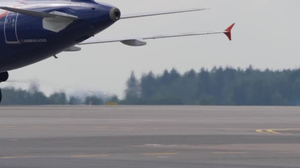 MOSCOW, RÚSSIA - JULHO 25, 2018: Cauda de taxiing Airbus A320 e brilho de calor de seu motor. Airbus A320 é um avião comercial bimotor de passageiros — Vídeo de Stock