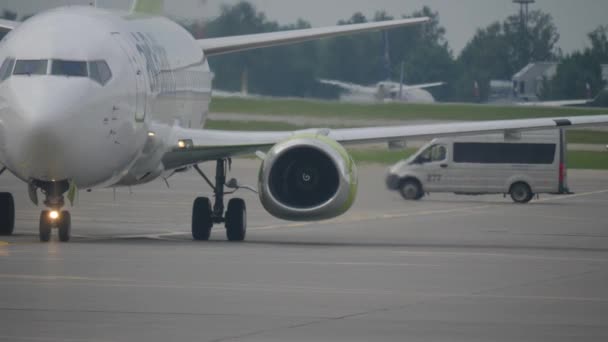 MOSCÚ, RUSIA - 25 DE JULIO DE 2018: Acercándose al Boeing 737 y el brillo térmico detrás de su motor a reacción en Sheremetyevo. AirBaltic es una compañía aérea letona de bajo coste — Vídeos de Stock