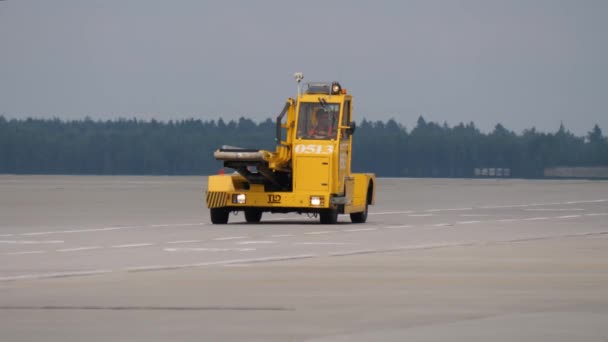 Moscow Rusia Julio 2018 Belt Loader Drives Airport Ramp Vehículo — Vídeo de stock