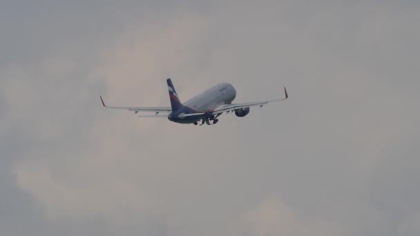 MOSCOW, RÚSSIA - JULHO 25, 2018: Aeroflot Boeing 737 retrai o trem de pouso depois de descolar e voa no céu nublado. Aeroflot é o porta-bandeira e maior companhia aérea da Rússia — Vídeo de Stock