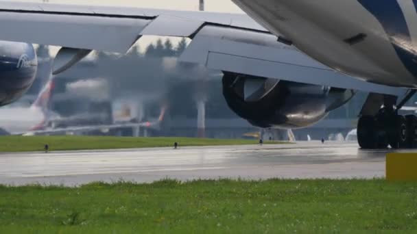 Moszkva, Oroszország - július 25, 2018: Nagy négy hajtóműves teherszállító repülőgépek gurulás a gurulóút. A Boeing 747-es hátsó nézet — Stock videók