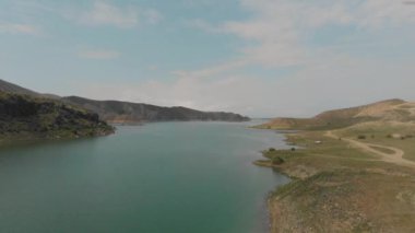 Ermeni dağlık Azat rezervuar üzerinde uçan. Arabalar ve dinlenme insanlar ve kıyı