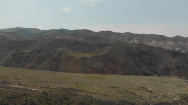 Ermeni dağlık göl dağ sırtı ve su yüzeyi görüntüsünü kaydırma