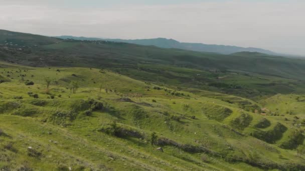 Panning shot van getrapt groene bergen in Armeens Hoogland — Stockvideo