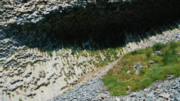 Tourist Girl Climbes Huge Overhang Basalt Octagonal Rocks Garni Gorge — Stock Video