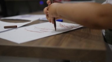 Küçük elleri bebek çizim kahverengi nokta bir marker ile. Çocuk kağıt pokes