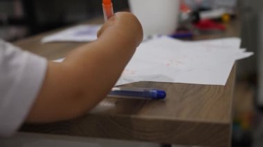 Çocuk çizim atış kapatın. Portakal marker ile yapılan bebek yazıları