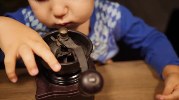 Söt baby pojke berör vintage kaffekvarnen med sina små fingrar — Stockvideo