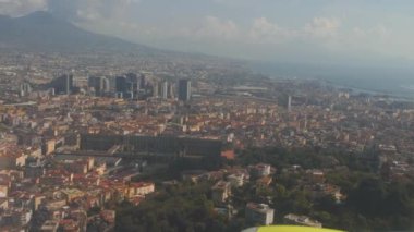 Uçak iniş dan Napoli cityscape. Büyük şehrin havadan görünümü