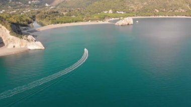 Odunsu kıyı şeridi, nehir ağzı doğru motorlu tekne yüzer. Deniz hava atış. Campania, İtalya