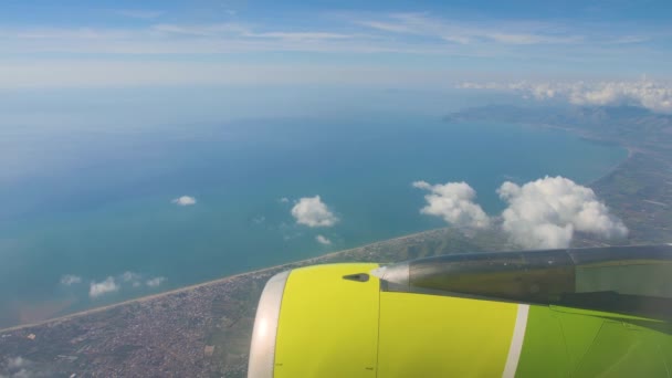 Flygande över Neapelbukten. Visa på blå havet och staden på en strand från flygplan — Stockvideo