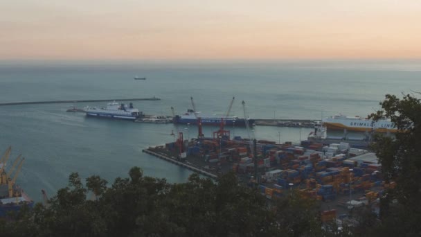 Coucher de soleil sur la marina. Dock avec des yachts amarrés, grues et beaucoup de conteneurs. Manfredi Pier, Salerne, Italie — Video