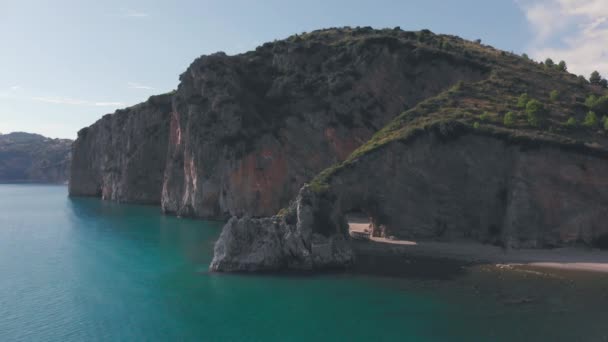 Spiaggia dietro l'arco naturale in roccia su una riva del mare. Palinuro, Italia. Colpo aereo — Video Stock