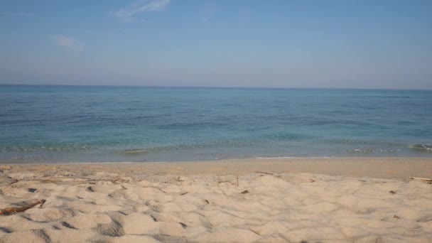 Playa de arena y oleaje suave en el día soleado. Agua cristalina — Vídeos de Stock