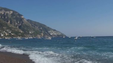İnsanlar yüzme ve watercrafts Positano, Amalfi coast, İtalya deniz sahilinde yüzen