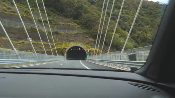 Auto vstoupí do temné podzemní tunel v horách. Zobrazit prostřednictvím windshild — Stock video