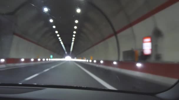 Auto Fährt Durch Den Tunnel Richtung Licht Ende Unkonzentrierter Schuss — Stockvideo