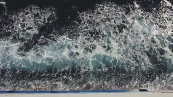 Білі хвилі лука йдуть швидко біля бічної дошки великого поромного човна. круїз по морю — стокове відео