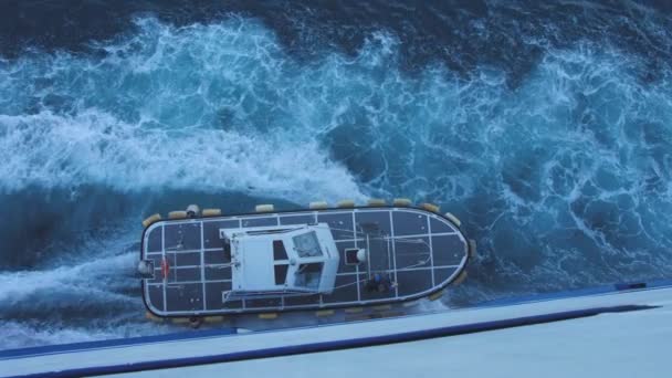 Barco piloto cerca del lado del gran transbordador. Vista superior de la lancha y la ola de proa en la superficie del mar — Vídeos de Stock