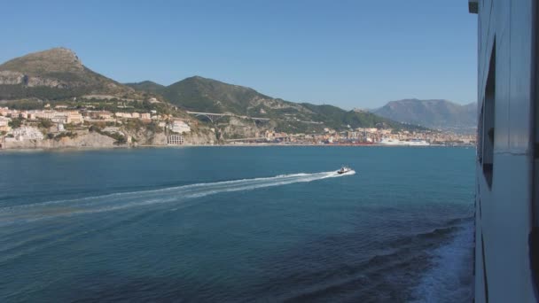 Ferryboat llega a la ciudad costera. Vista de la costa montañosa desde el embarcadero. Salerno, Italia — Vídeo de stock