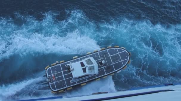 大きなフェリーからパイロット ボートのフロート。海の表面のモーター ボートと弓波のトップ ビュー — ストック動画