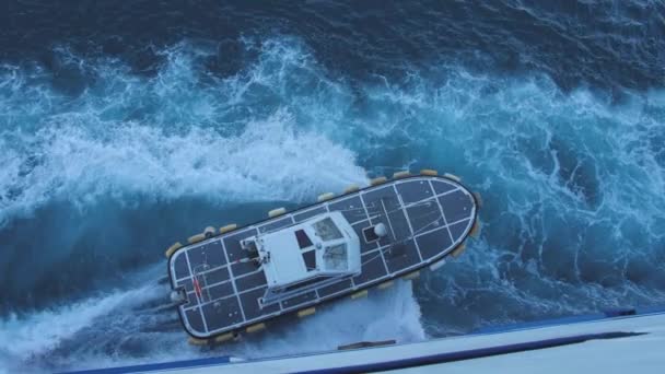 Lotsenboot schwimmt weg von großen Fähren. Blick von oben auf Motorboot und Bugwelle auf der Meeresoberfläche — Stockvideo