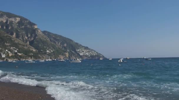 Schwimmende Menschen und schwimmende Wasserfahrzeuge am Strand von Positano, Amalfiküste, Italien — Stockvideo