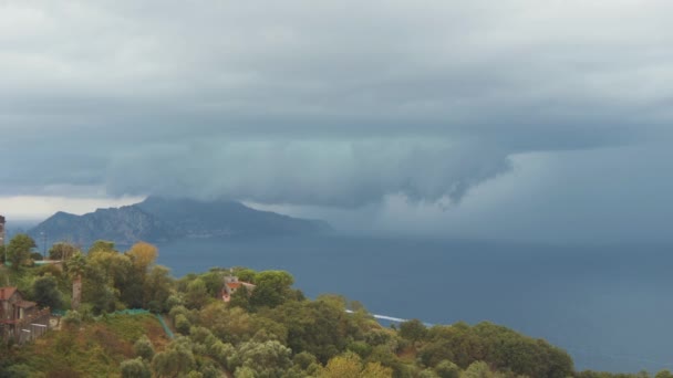 Onweerswolk over Capri eiland. Zware regen, onweer en bliksem over zee — Stockvideo