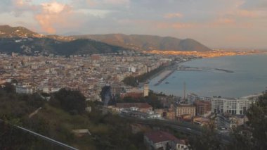 Bir deniz ve gün batımı sırasında yat marinasıyla şehir. Salerno, İtalya Panoraması