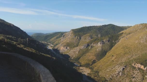 Solbelysta sluttningar gorge i Apenninerna, Italien. Panorera vy — Stockvideo