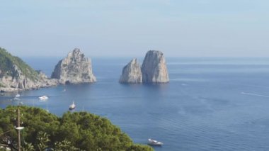 Ünlü deniz yığın Faraglioni ve kıyı Dağları. Watercrafts float Capri, İtalya