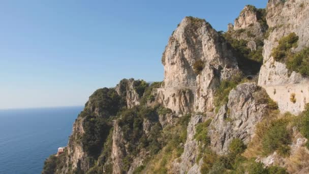 Looking down from steep coastal cliff on blue sea. Rocks on sunny day. Salerno, Italy — Stock Video