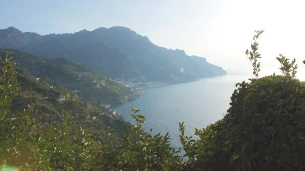 Pagórkowaty wybrzeże Amalfi i rano błękitne morze zatoki z góry. Włochy — Wideo stockowe