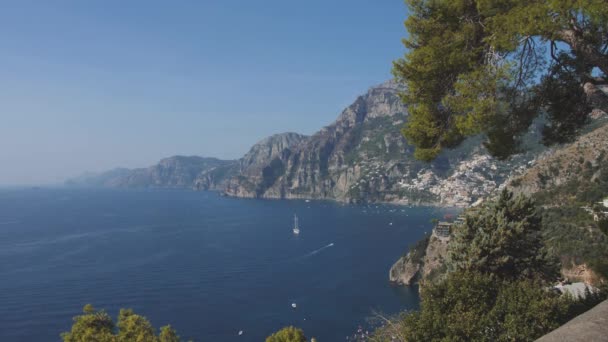 Mountainous sea shore. Town on a steep slope. Boats on blue water. Positano, Amalfi coast, Italy — Stock Video