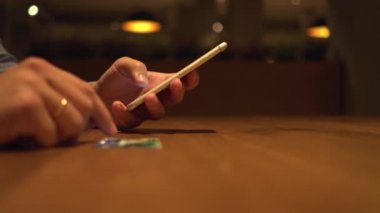 Adam online ödeme için bir kredi kartı ve cep telefonu kullanır