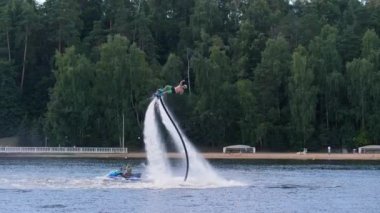 Flyboard adam hileler yapar: çevirmek, spin ve dalış