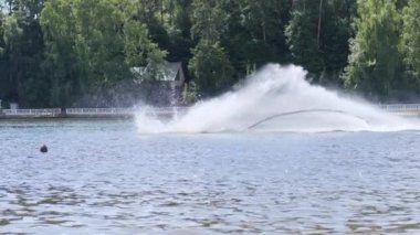 Sineklikteki adam suya daldı ve sudan çıkıyor.