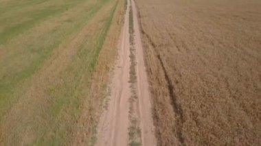 Hava: kirli yol tarım alanları arasında uçan