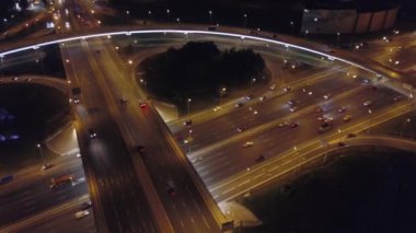 Anteni: Büyük yol kavşağında Moskova çevre yolu ile otomobil ve gece şehir ışıkları