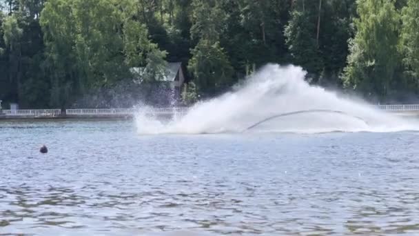 Man op Flyboard duikt en komt uit het water — Stockvideo