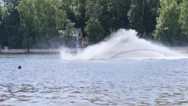 Чоловік на флайборді пірнає і піднімається з води — стокове відео