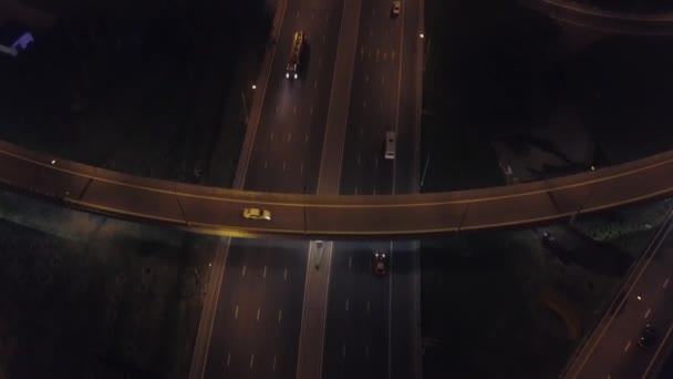 Antenne: Verkeer op viaduct van Moskou ringweg en nacht stadsgezicht — Stockvideo