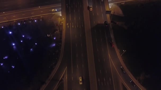 Aéreo: Flyover de Moscou Beltway com carros em movimento e paisagem urbana à noite — Vídeo de Stock