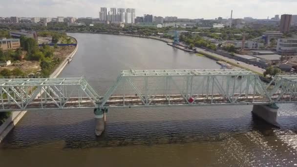 モスクワのモスクワ川にかかる Danilovsky 橋の航空写真 カメラがゆっくりとダウンします — ストック動画