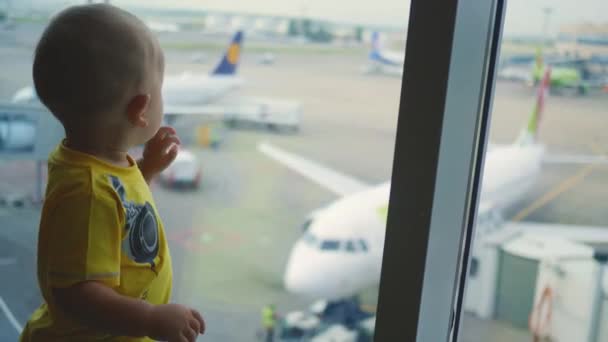 Olhar do bebê no avião — Vídeo de Stock