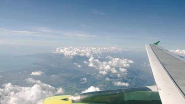 Witte wolken over de blauwe Golf van Napels. Uitzicht op de kust van vliegtuigen. Luchtfoto — Stockvideo