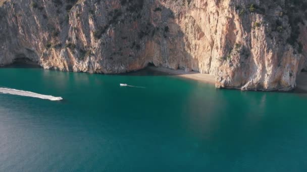 Motor boten zwevend langs de rotsachtige klip met stranden, grotten en grotten. Luchtfoto van Palinuro kustlijn, Italië — Stockvideo