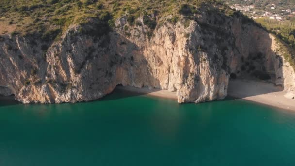 Närmar sig avskild strand och grottan i brant klippa ovanför blå havet. Palinuro, Italien — Stockvideo